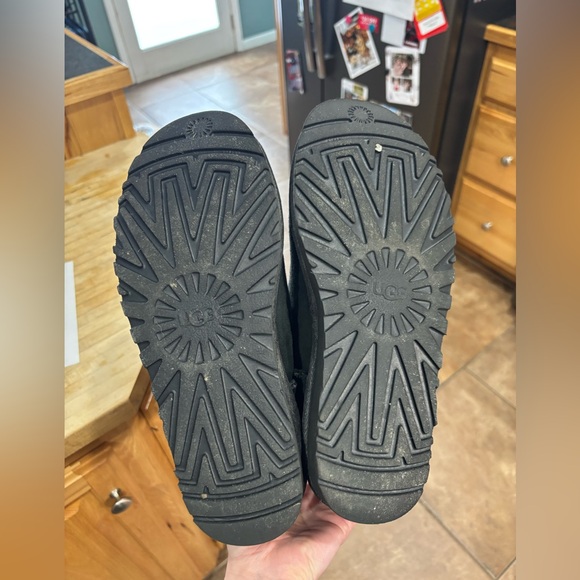 Ugg classic short black boot. Size 9 - Picture 4 of 7